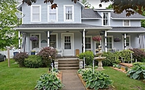 Exterior - Beautiful cottage walk to downtown great location close to everything (South Haven)