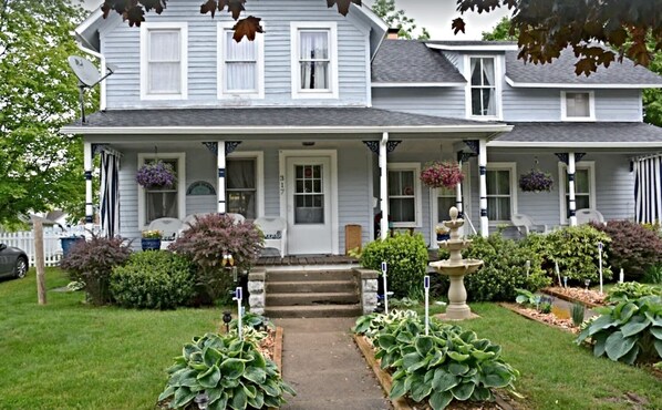 Exterior - Beautiful cottage walk to downtown great location close to everything (South Haven)