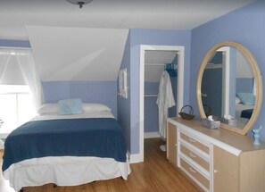 Room - Beautiful cottage walk to downtown great location close to everything (South Haven)