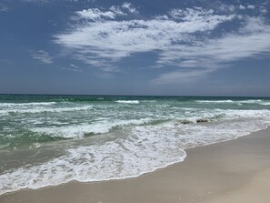 A beach with waves and a clear sky. - Cottages Christian Retreat (Panama City Beach)
