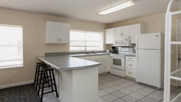 Family Cottage, 4 Bedrooms, Non Smoking, Kitchen | Private kitchen | Full-sized fridge, microwave, oven, stovetop