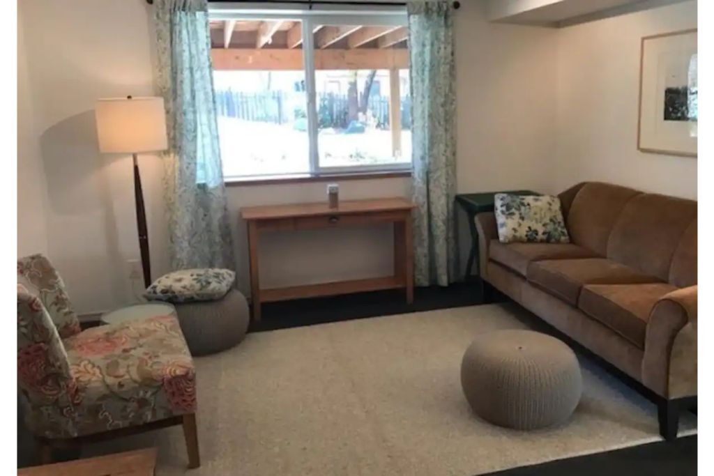 City close, full floor of home in the foothills