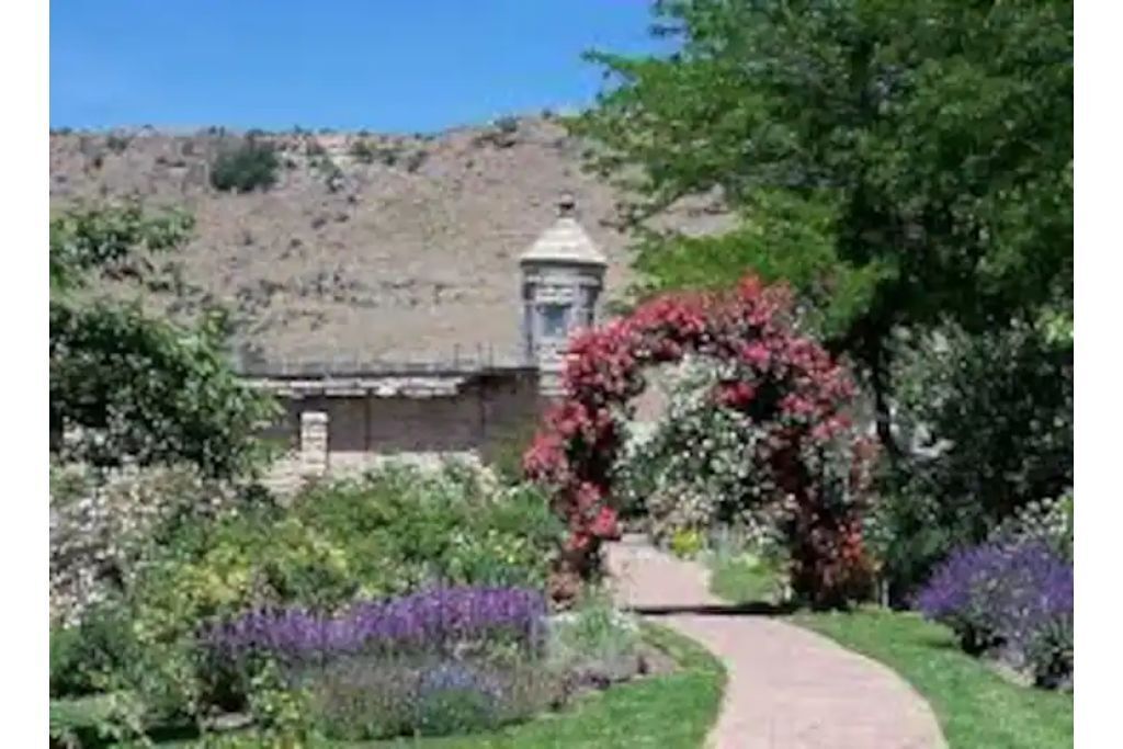 City close, full floor of home in the foothills