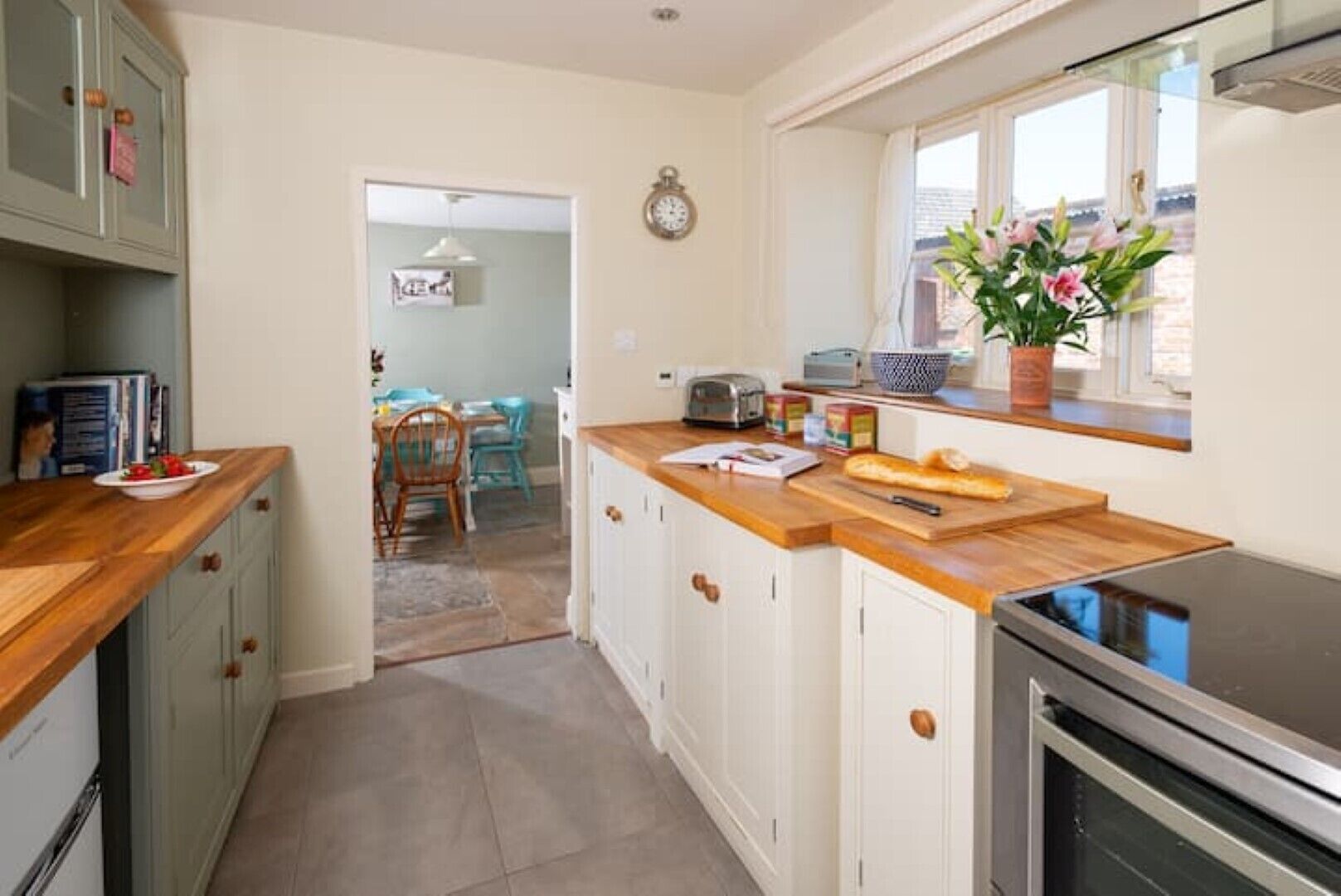 Charming picture-postcard thatched cottage