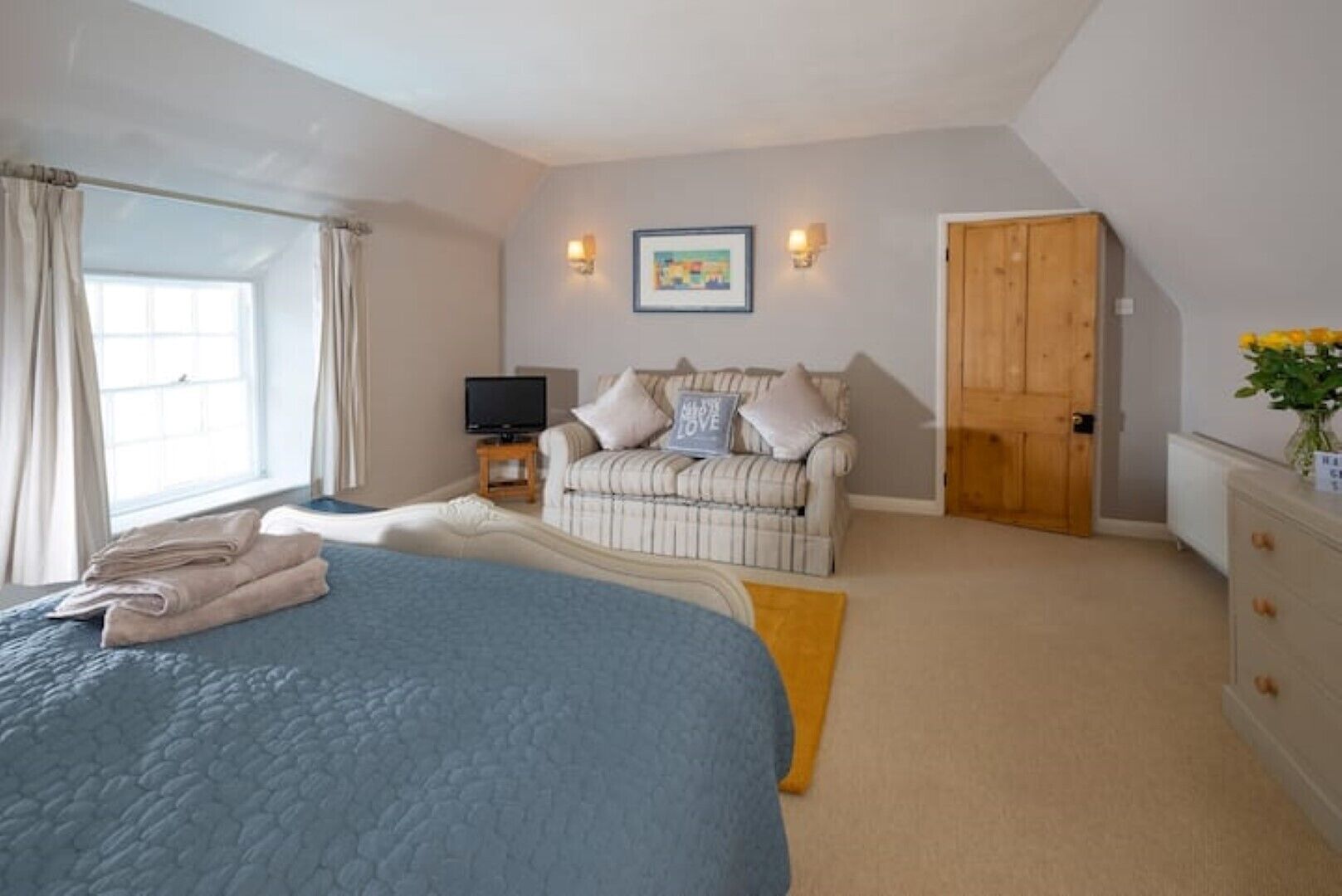 Charming picture-postcard thatched cottage