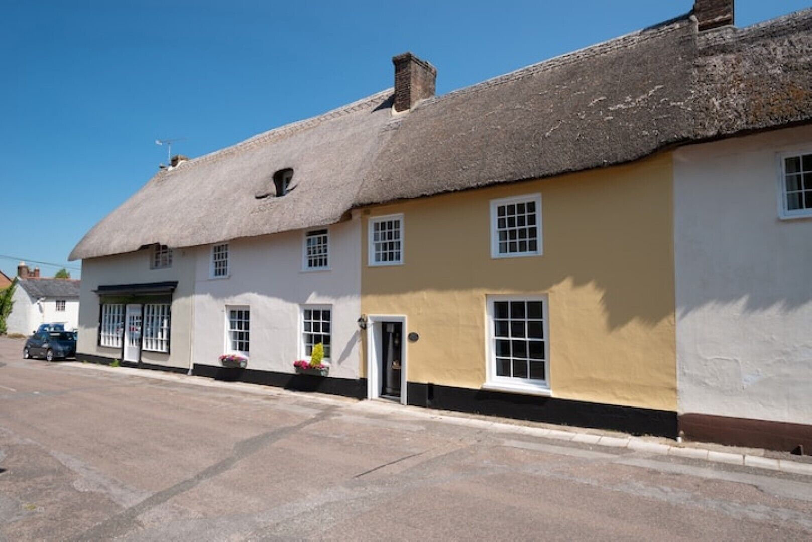 Charming picture-postcard thatched cottage