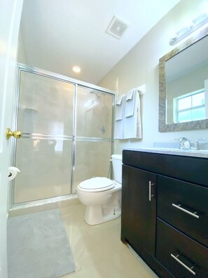 Douche, serviettes fournies, papier de toilette