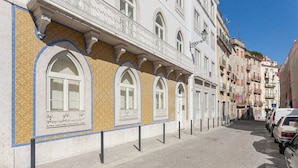 Eine Reihe von Gebäuden mit Rundbogenfenstern und einer Kachelfassade.