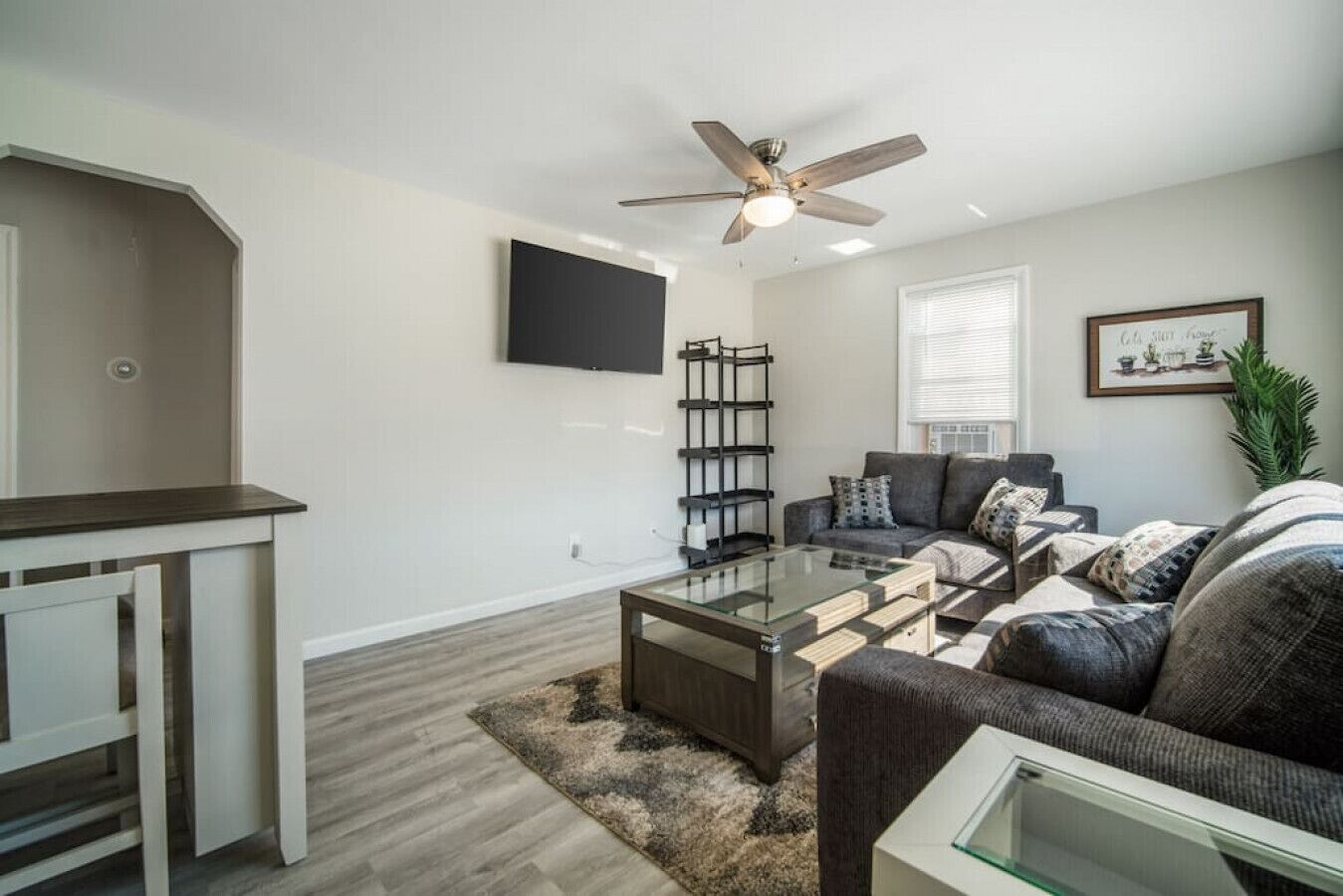 Beach block 2 br house w parking