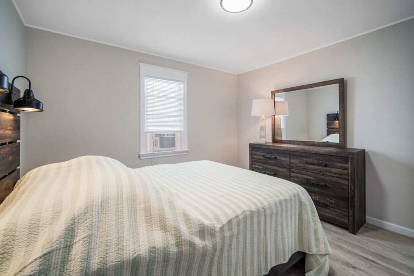 Beach block 2 br house w parking