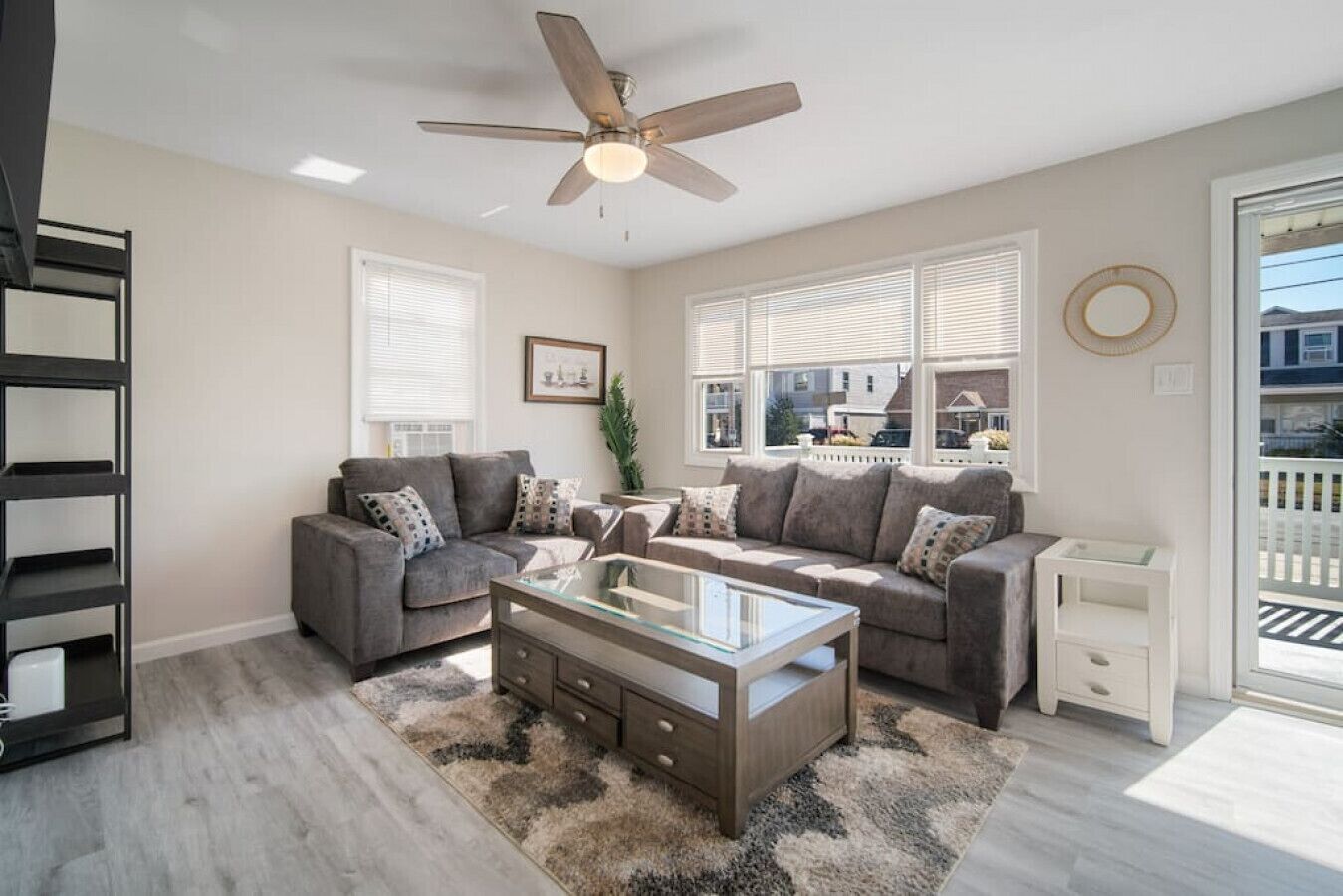 Beach block 2 br house w parking