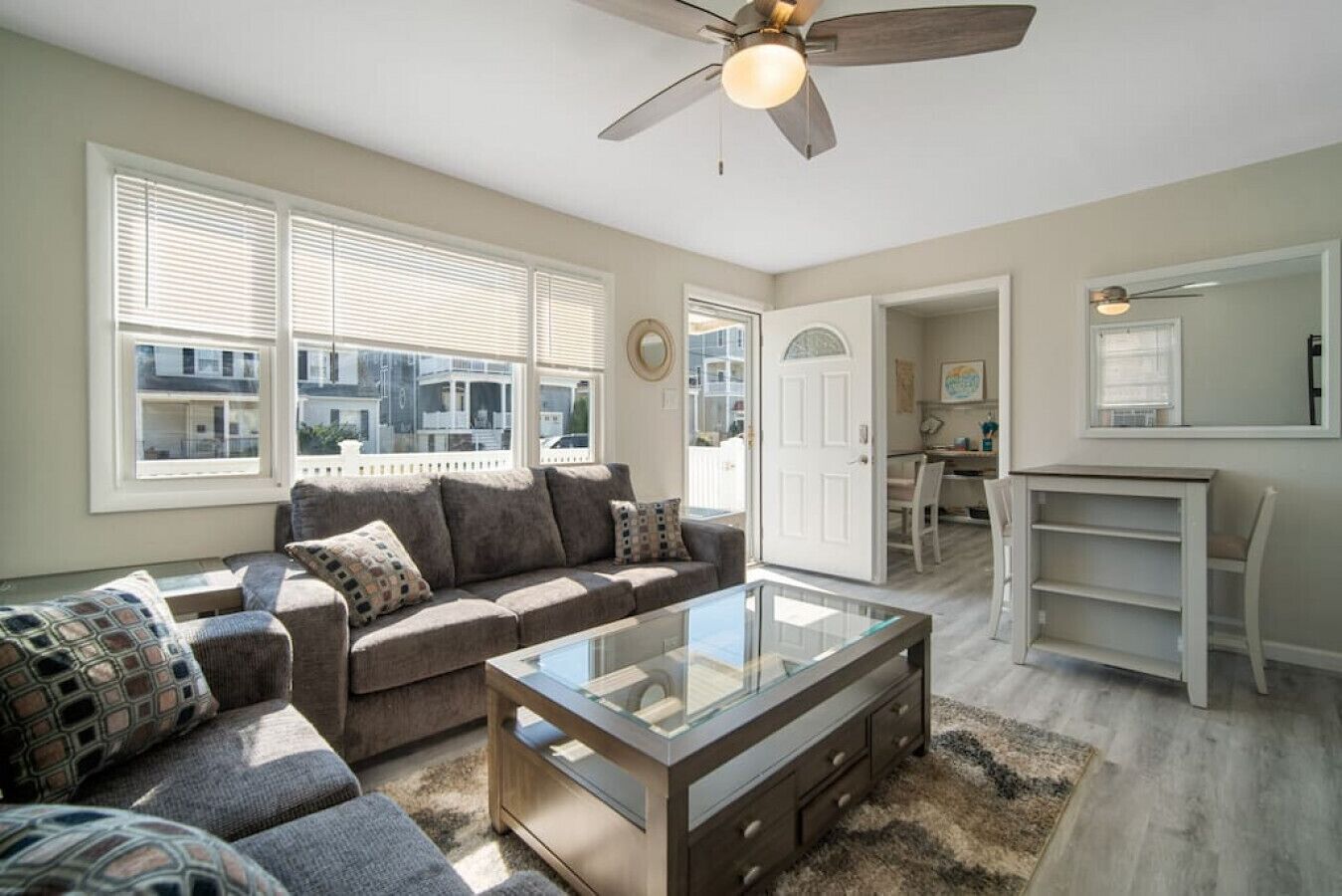 Beach block 2 br house w parking