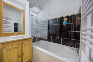 Badewanne, Haartrockner, Toilettenpapier