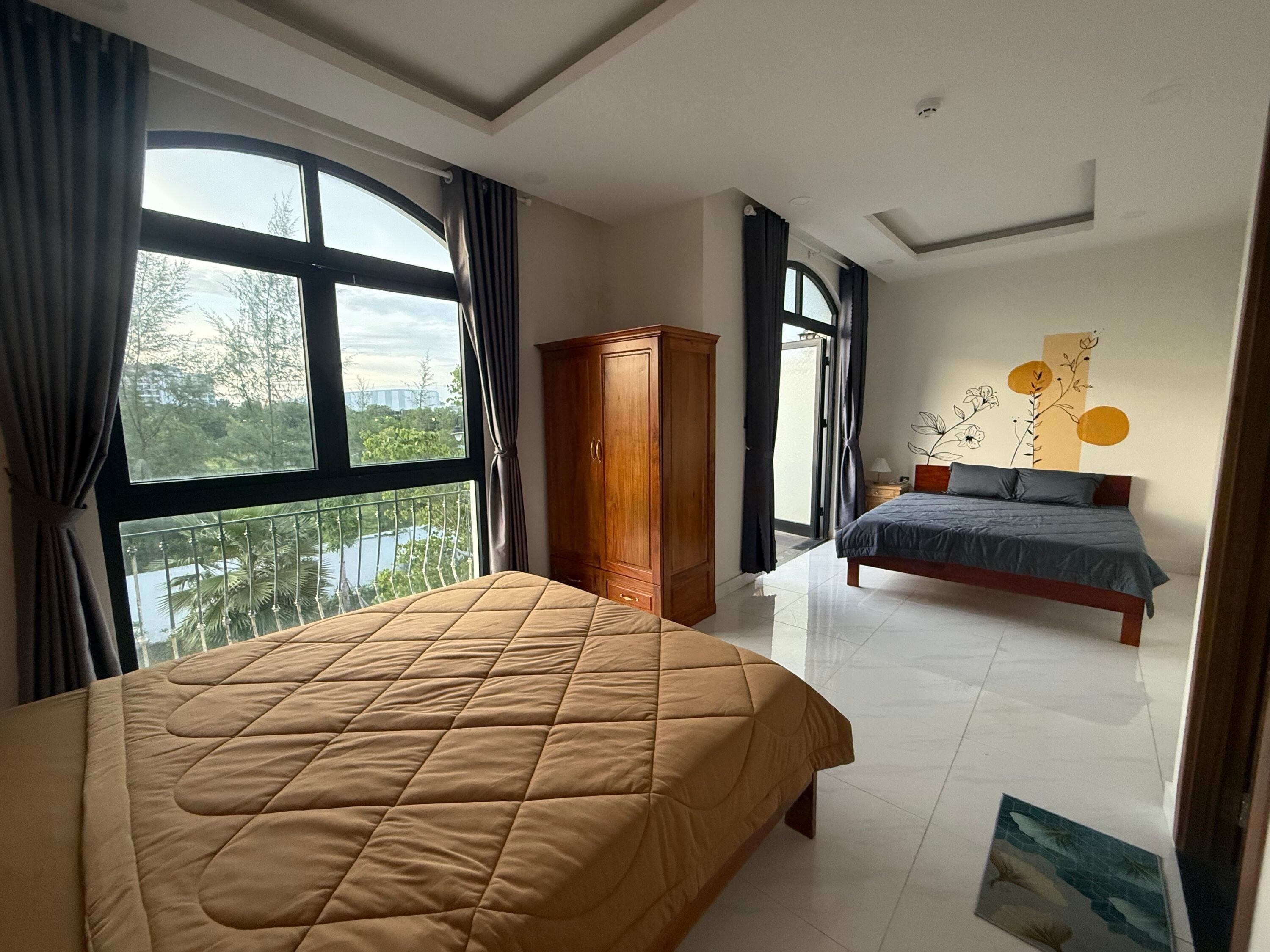 Egyptian cotton sheets, premium bedding, minibar, individually decorated