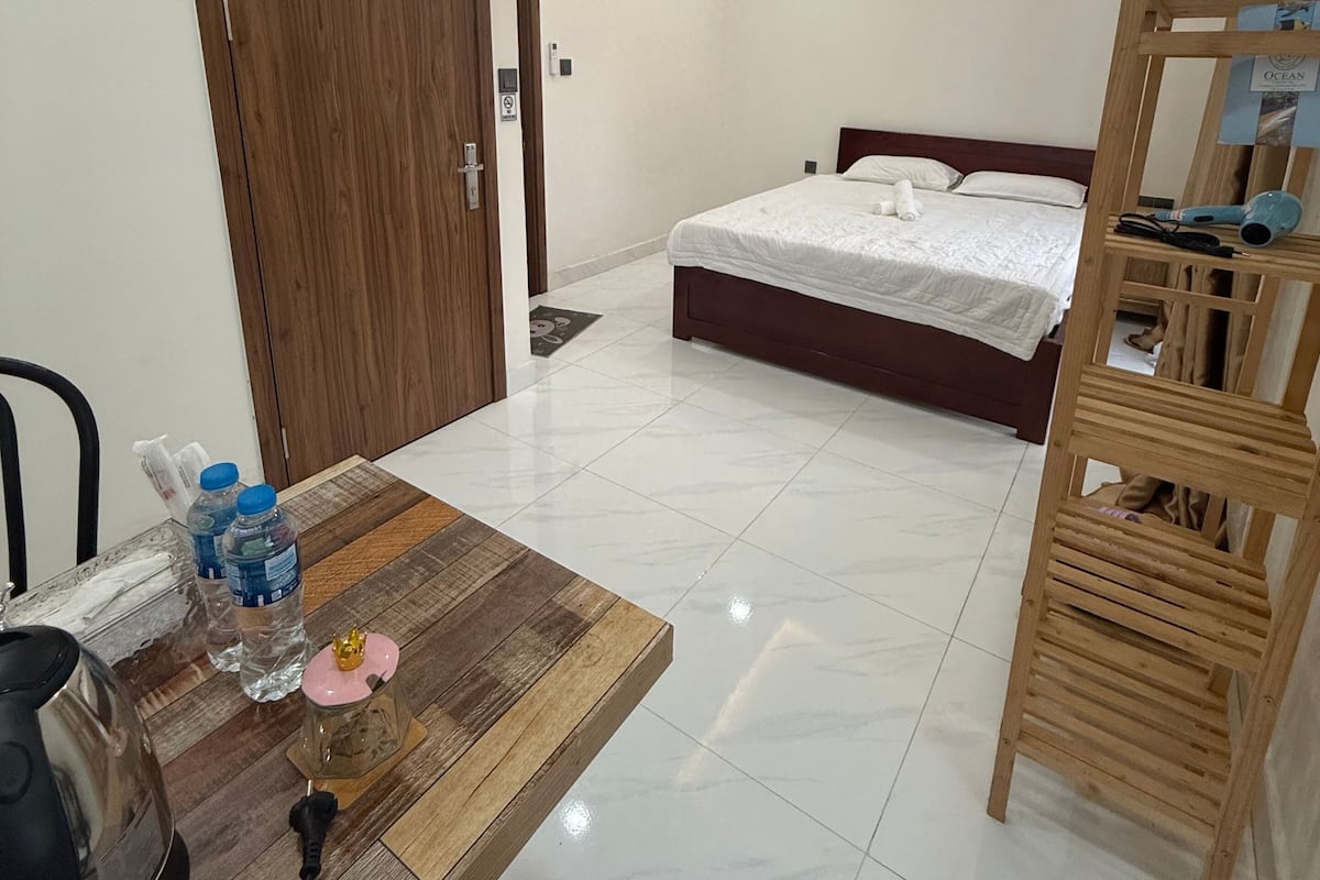 Egyptian cotton sheets, premium bedding, minibar, individually decorated