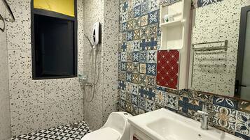 Superior-Dreibettzimmer | Badezimmer | Dusche, Hydromassagedusche, Designer-Toilettenartikel, Haartrockner