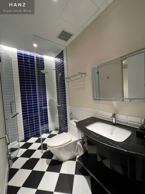 Superior Double Room | Bathroom | Shower, hydromassage showerhead, designer toiletries, hair dryer - HANZ Sunset Hotel & Spa (Phu Quoc)