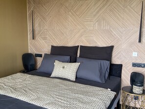Room - SALON DE PROVENCE: THE TAMAN SUITE (Salon-de-Provence)