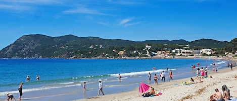 Una spiaggia nelle vicinanze