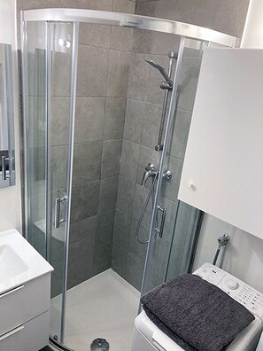 Dusche, Haartrockner, Toilettenpapier