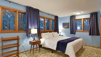 4 bedrooms, desk, iron/ironing board, WiFi