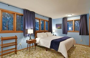 4 bedrooms, desk, iron/ironing board, WiFi