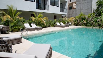 2 hồ bơi ngoài trời