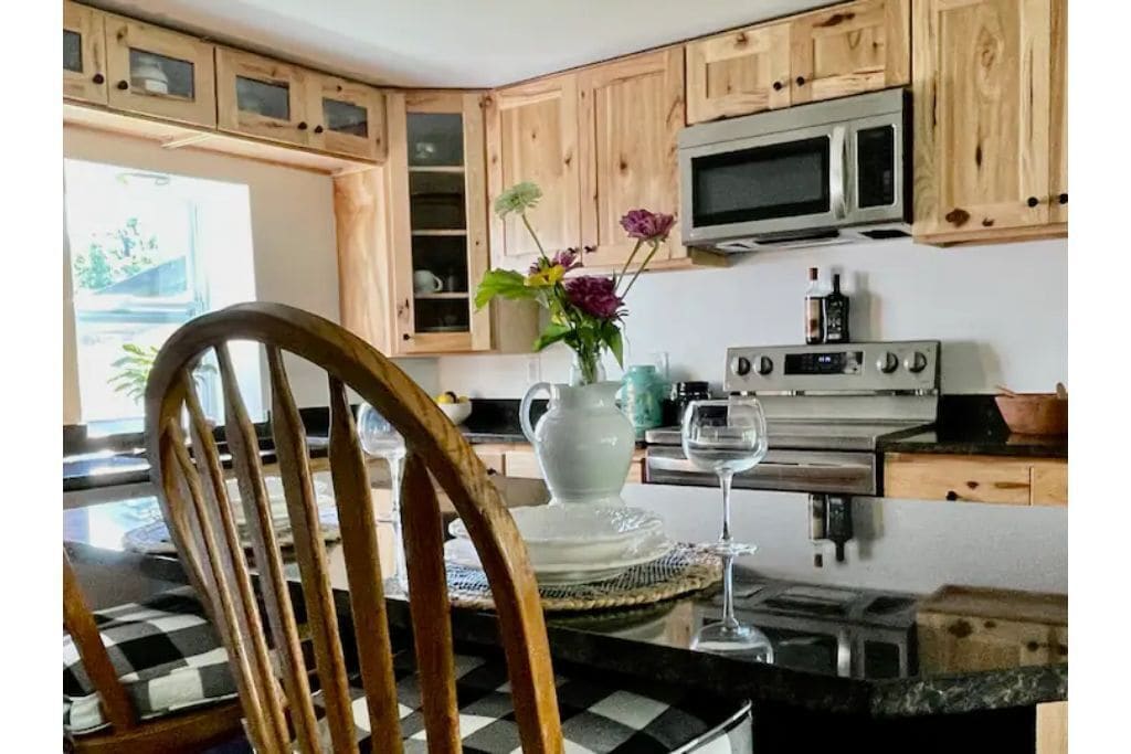 Naples Mountaintop Retreat with hot tub and king beds 