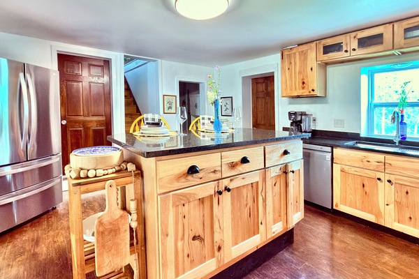 Coffee/tea maker, fridge, microwave, oven