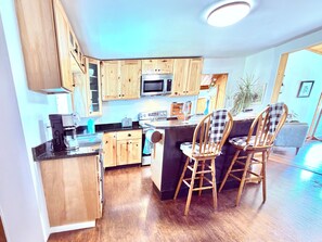 Coffee/tea maker, fridge, microwave, oven
