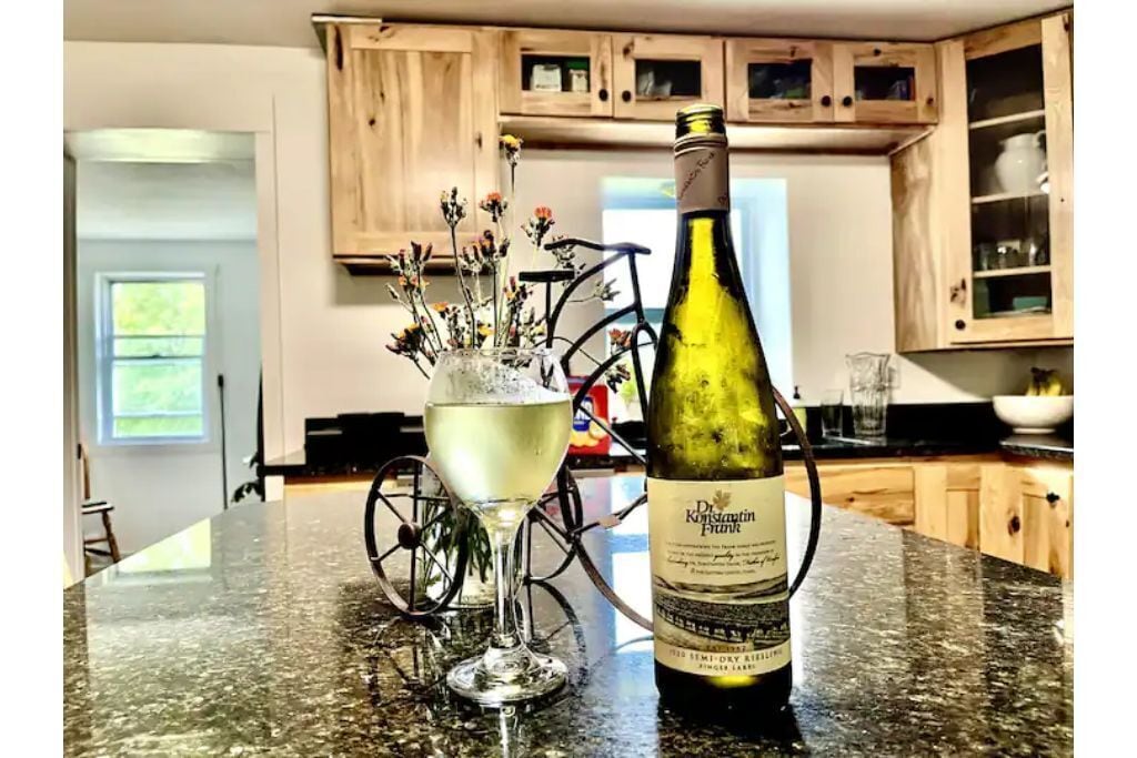 Naples Mountaintop Retreat with hot tub and king beds 