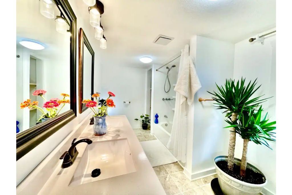 Naples Mountaintop Retreat with hot tub and king beds 