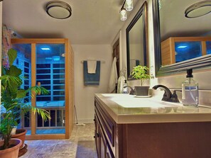 Shower, hair dryer, bidet, towels