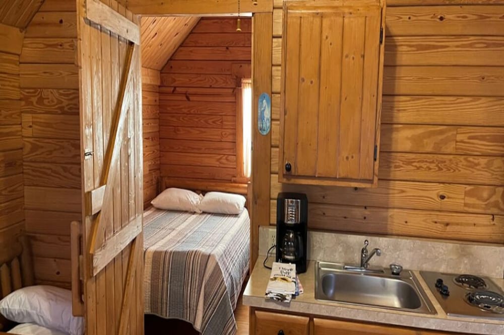 Cozy cabin hideaway with kitchen