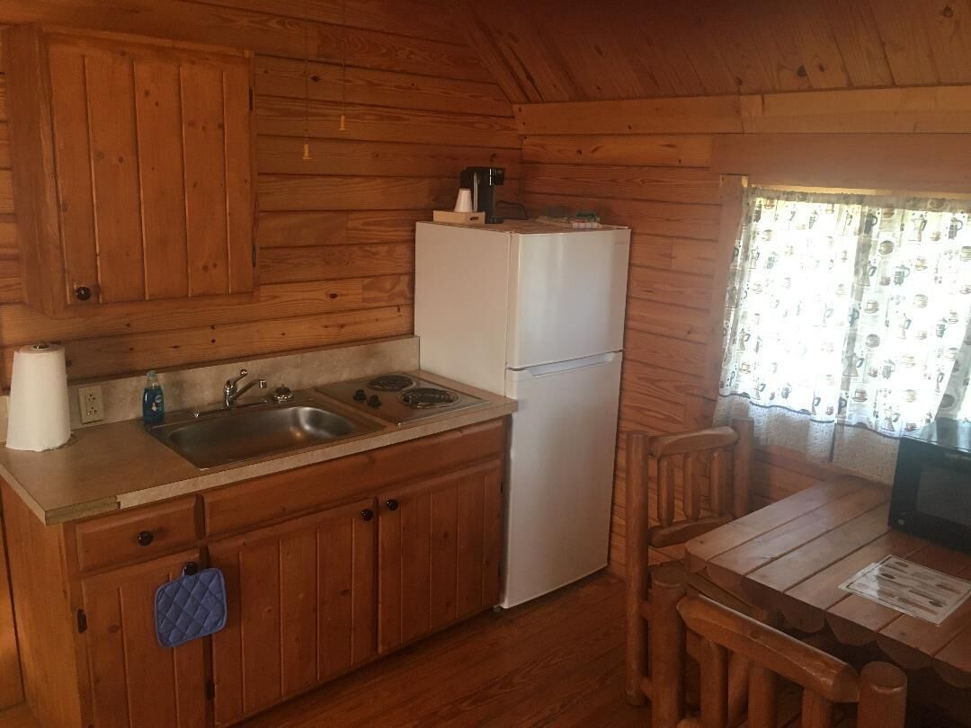 Cozy cabin hideaway with kitchen