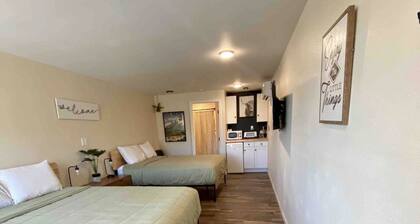 Small Cabin at the edge of town. Two Queen Beds