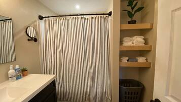 Ensemble douche/baignoire, savon, papier toilette