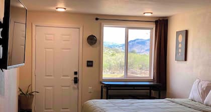 Small Cabin at the edge of town. Two Queen Beds