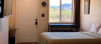 Small Cabin at the edge of town. Two Queen Beds