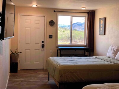 Small Cabin at the edge of town. Two Queen Beds