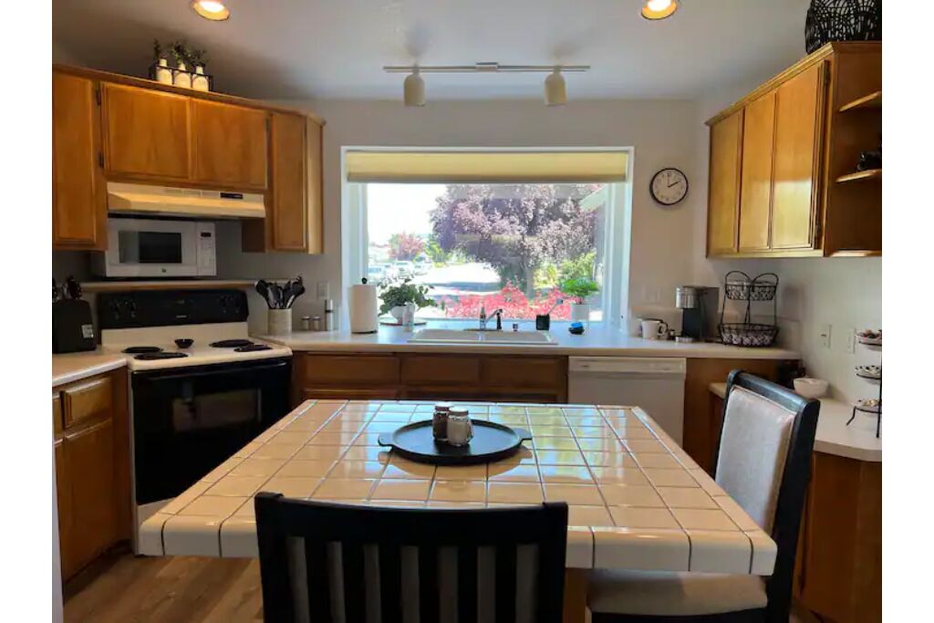 Cheerful 3-Bedroom home in Central Point