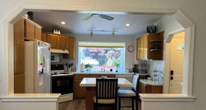 Cheerful 3-Bedroom home in Central Point