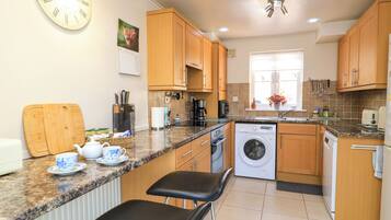 Cottage | Private kitchen | Fridge, dishwasher, electric kettle, toaster