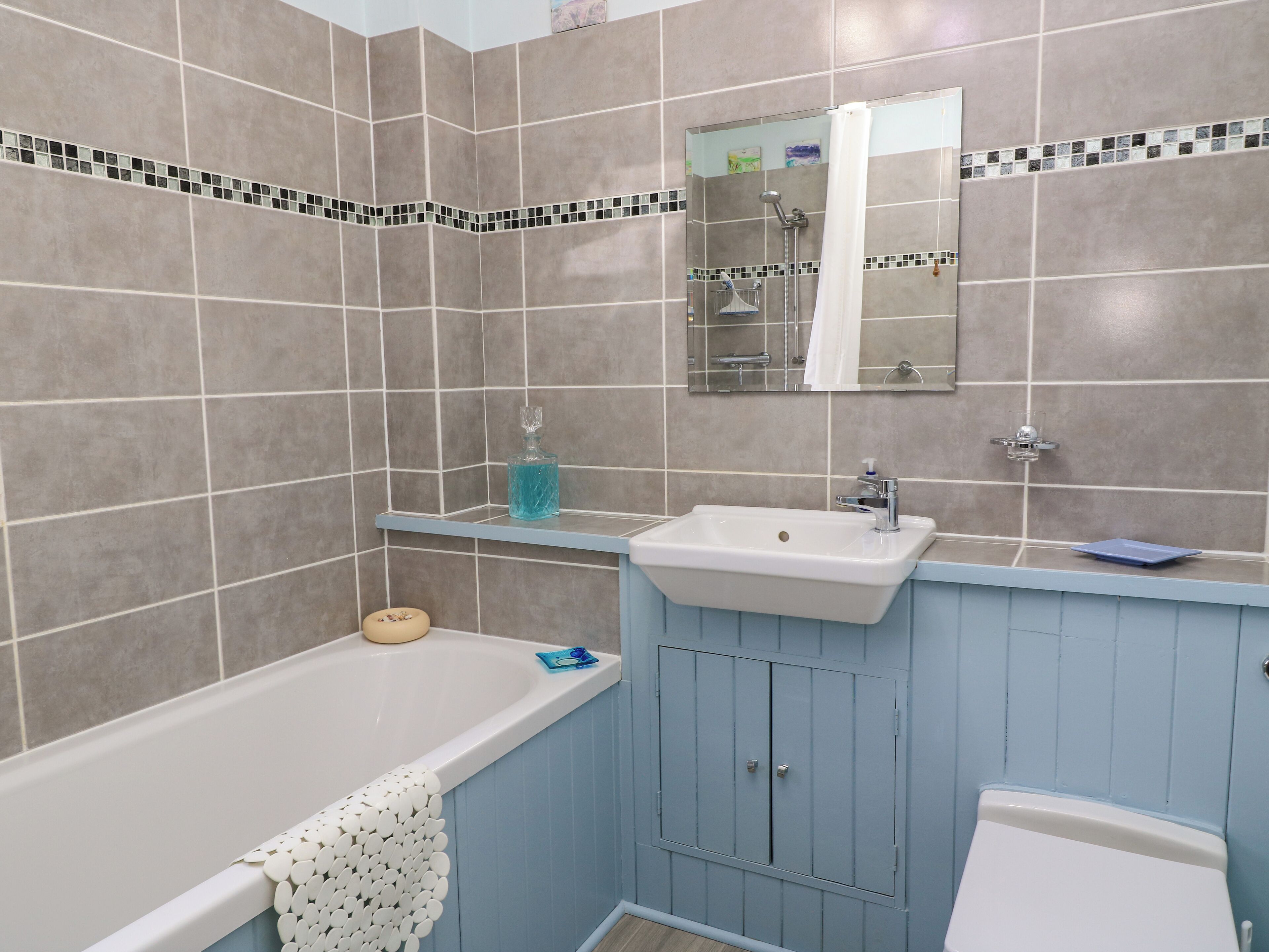 Une salle de bain avec une baignoire, un lavabo et des toilettes.