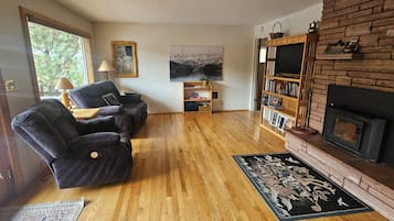 Smart TV, lareira, livros, biblioteca musical