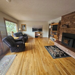 Smart-TV, peis, bøker og musikkbibliotek