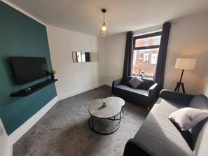 TV - Smart 6 Bed House -Wifi -Yard -Nr Bus Stop & Train (Gateshead)