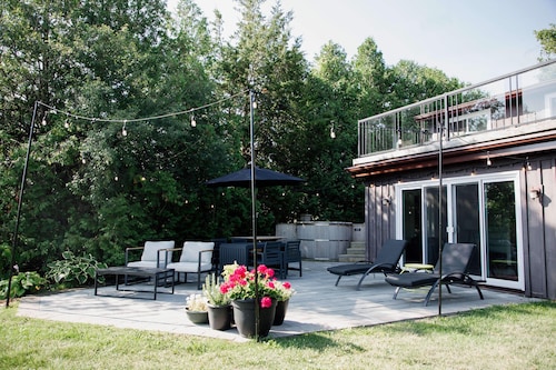 Demilune Lodge - Serene cabin with hot tub
