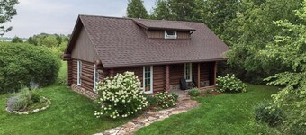 Demilune Lodge - Serene cabin with hot tub