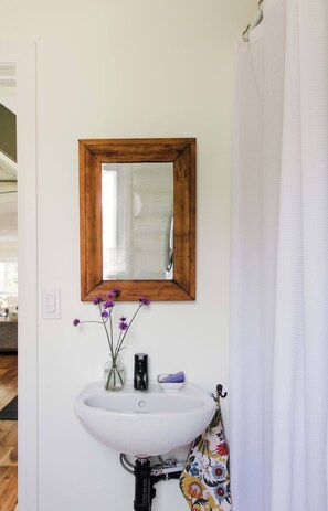Bathtub, towels - Demilune Lodge - Serene cabin with hot tub (Milford)